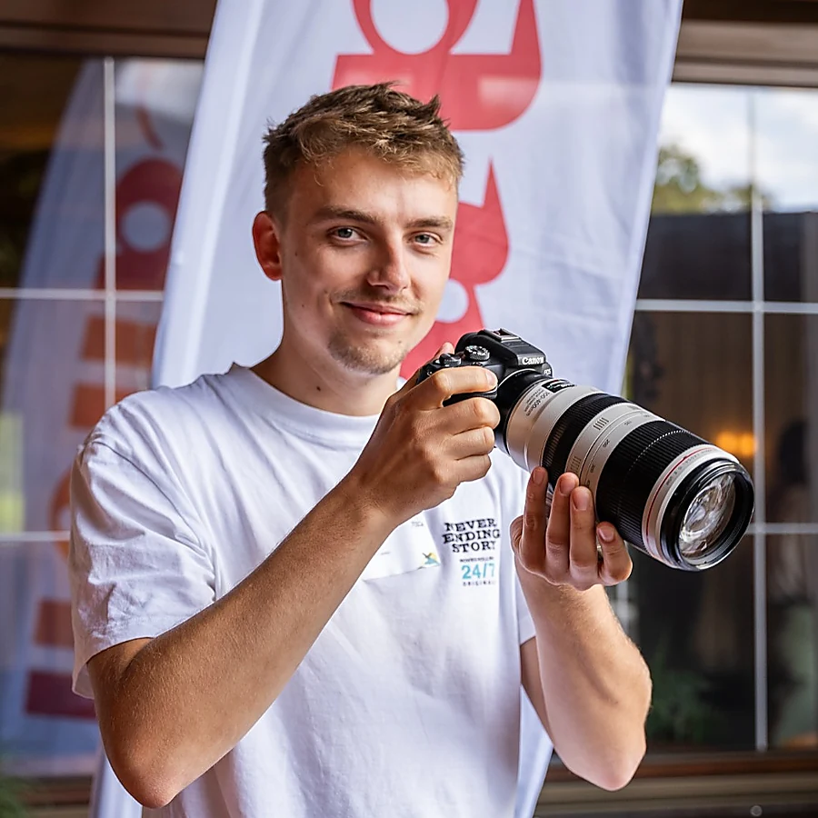 Tim Öhler, Gründer und Geschäftsführer von Skypro Aerials, mit Kamera